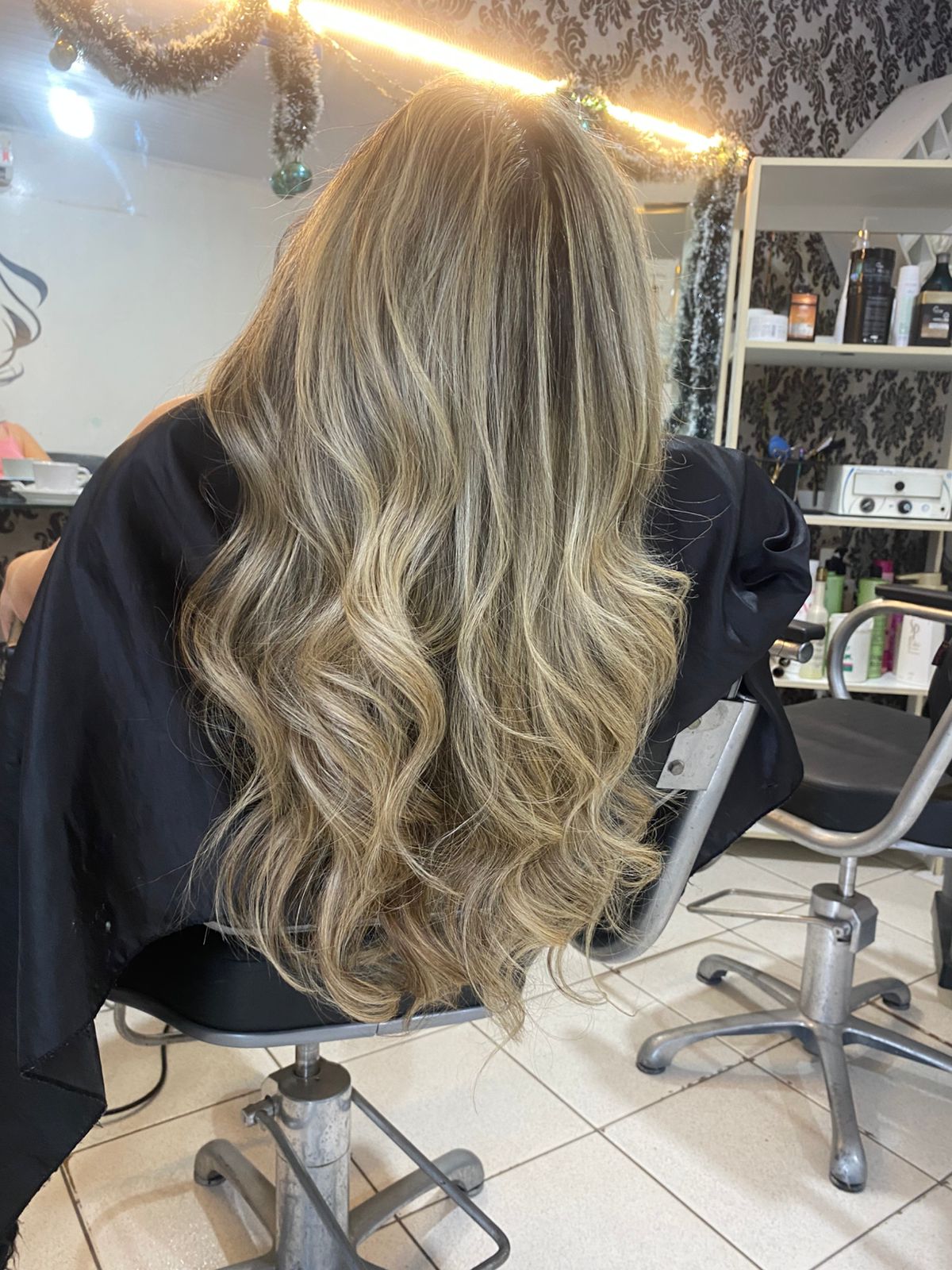 Loiro longo com ondas e luzes — trabalho real do Studio