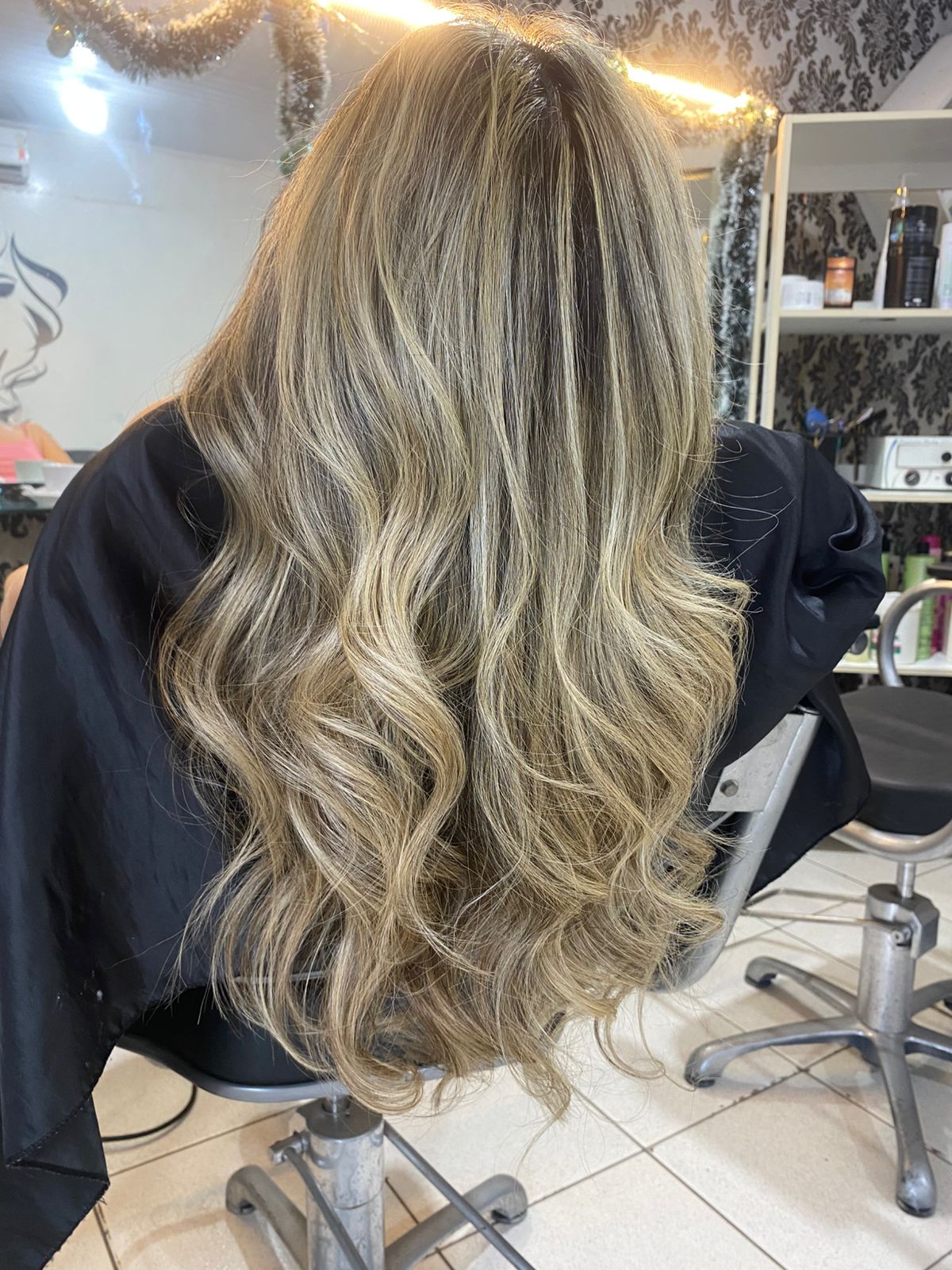 Loiro com mechas e ondas marcadas — trabalho real do Studio